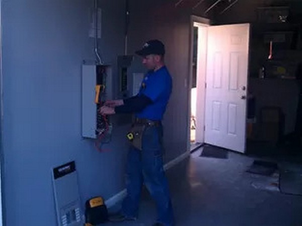 Expert Renton electrician in WA near 98058